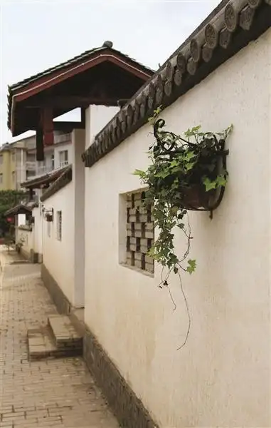 改造后的围墙展示着清新的"民国风"