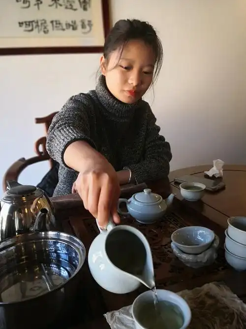 泡茶的美女