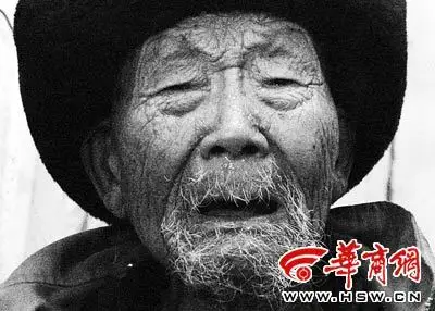 91岁抗日老英雄与战友家人视频对话落泪图