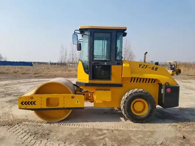 驾驶型震动压路机