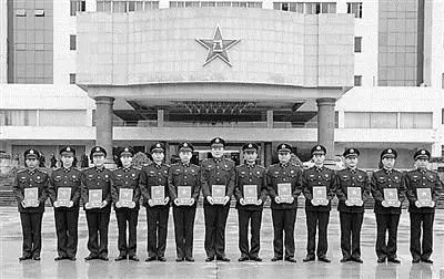 2009年12月31日,广州军区在司令部军官训练中心隆重举行仪式,为首批13