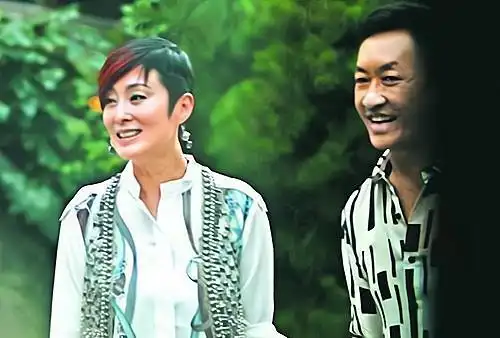 53岁张敏被现任老公戏弄,生病还被强迫起身,曾经的女神落魄至此_网友