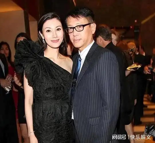 53岁李嘉欣庆祝结婚15周年嫁入豪门后当阔太年薪2400万很潇洒