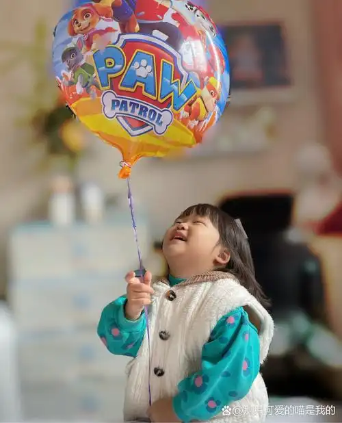 小女孩的笑容总能治愈一切.一个汪汪队的气球就让她笑的那么开心了!