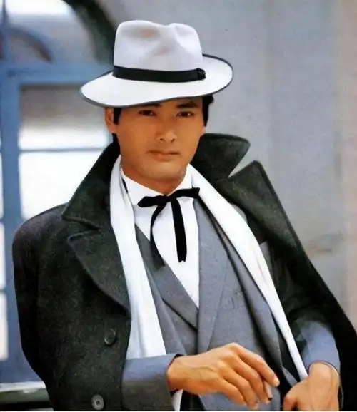 周润发出生于1955年,在1974年时他毕业于tvb艺员训练班,在80年代时