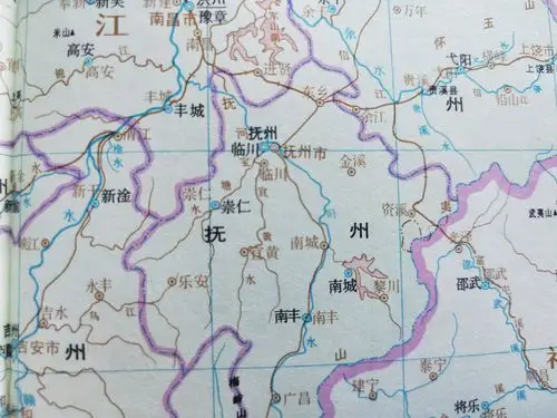 1/ 13 战国时期,抚州位于楚地. 秦代设置郡县,抚州属庐江郡.