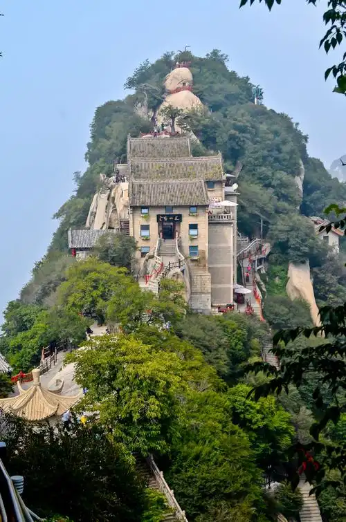 西岳华山,群峰挺秀.壁立千仞,奇险雄伟,汲取日月精华,承接地灵神奇.
