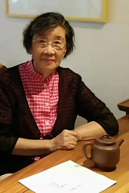 紫砂壶鉴赏周桂珍环龙三足壶谭泉海书铭