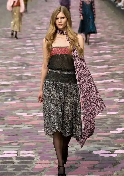 艺术格子缀饰花瓣图案半身裙套装大花卉图案艺术吊带连衣裙简约经典