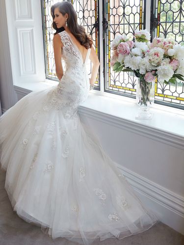 深v性感小拖尾长款婚纱米白色鱼尾蕾丝新娘婚纱绣花钉珠修身婚纱