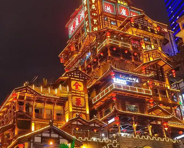 这个夏天总要去趟重庆看一看洪崖洞的夜景好哇塞巴适得很