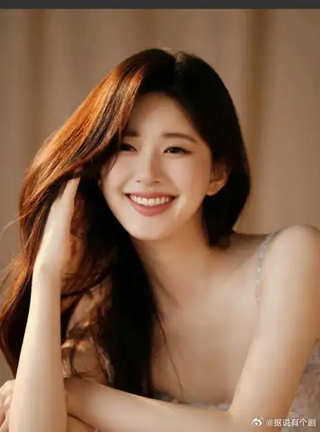 给赵露思化妆的视频,看到很多人吐槽说不好看,个人感觉还是挺大气的吧