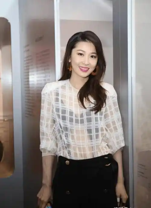 周丽淇穿衣真大胆绿裙里面套蕾丝内搭秀身材不愧是tvb花旦