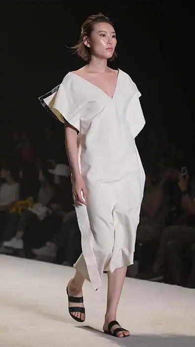 6月7日,模特在北京服装学院展示该院2013级女装设计专业学生设计的