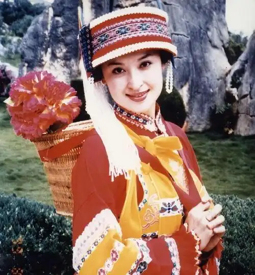 演员王璐瑶在社交平台上发布了一则自己弹奏钢琴的视频,曲目正是火遍