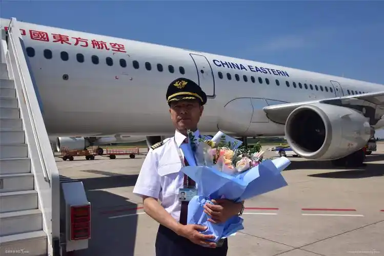 东航五星机长夏宝国安全飞行42年完美谢幕