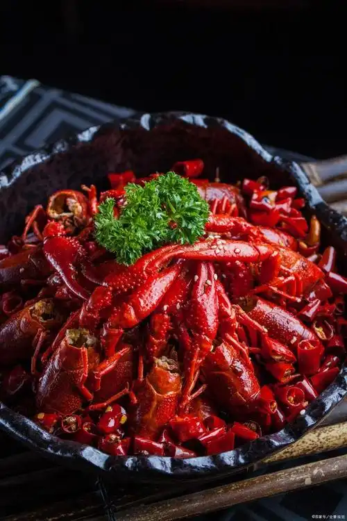 夏天快到了,今天分享一道夏天必吃的美食,麻辣小龙虾