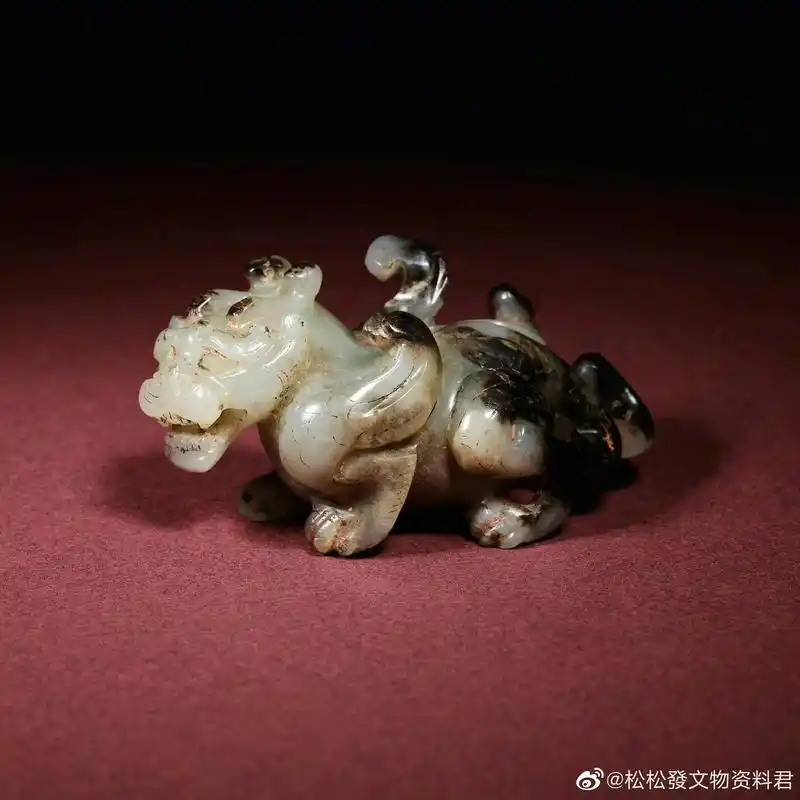 【汉代玉辟邪】西汉晚期玉辟邪,青白玉圆雕有翼神兽.