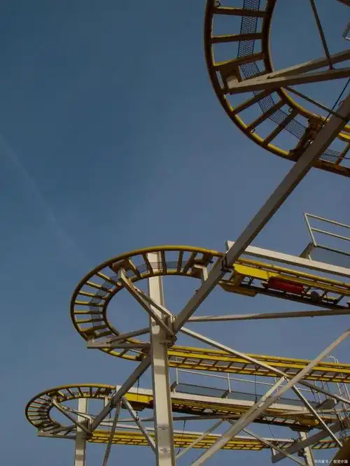 换句话说,当一个女孩子和男生去玩过山车,去鬼屋,去玩密室逃脱的时候