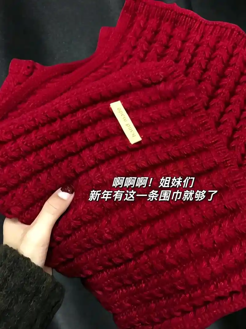 红色围巾真的太绝了～戴上嘎嘎显白!节日氛围浓郁!真的 - 抖音