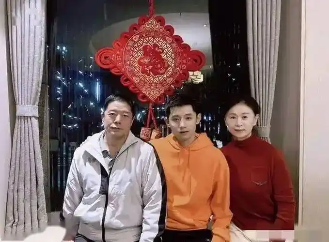 张继科低调过本命年生日,父母为他庆生!