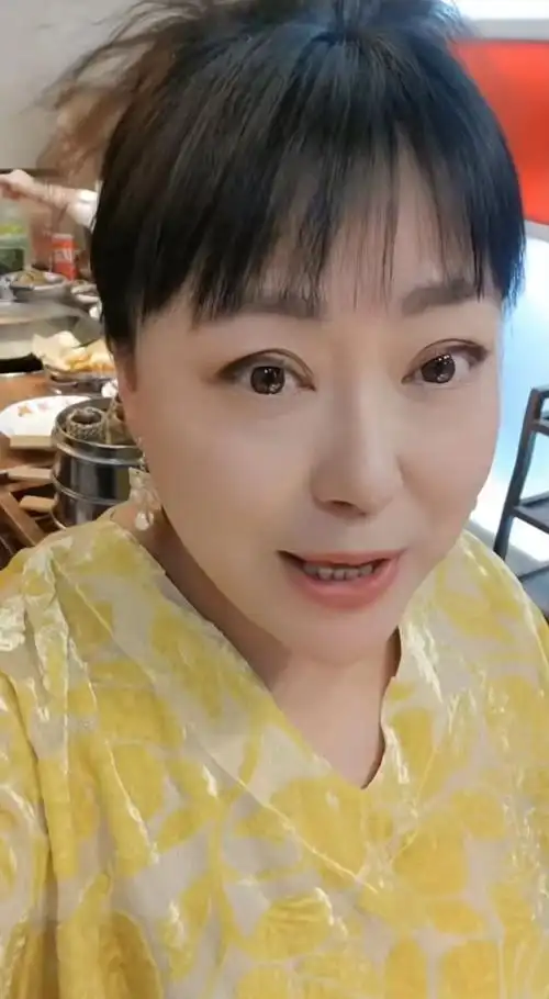 52岁演员李菁菁离婚后90后前夫在农村搬砖自己吃香喝辣住豪宅