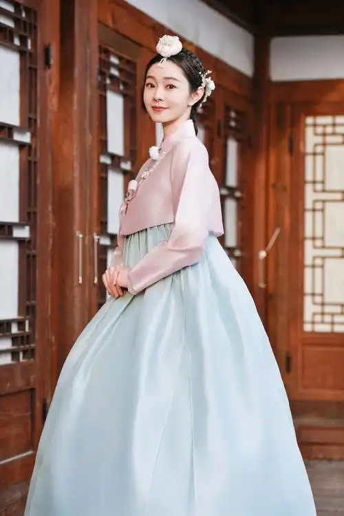 宋轶何超莲朝鲜服氛围感#又是一波民俗民风的朝鲜族服饰安利~看宋轶