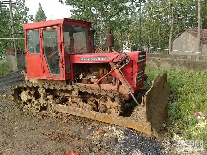 东方红推土机