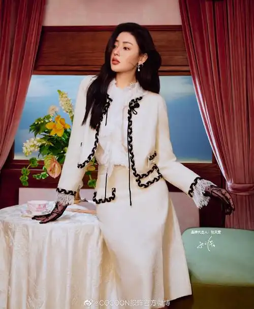 置顶cocoon品牌代言人@crystal张天爱开启2023秋季新篇,通过浪漫油画