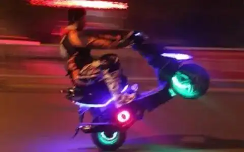 鬼火少年与摩托:用炸街拯救无处安放的狂野_小伙