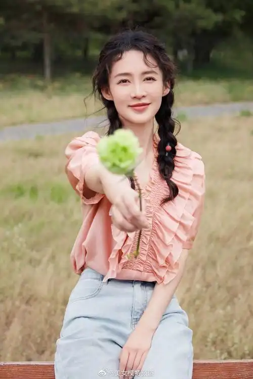 李沁少女风写真好甜美穿蜜桃粉衬衣扎麻花辫娇俏可爱