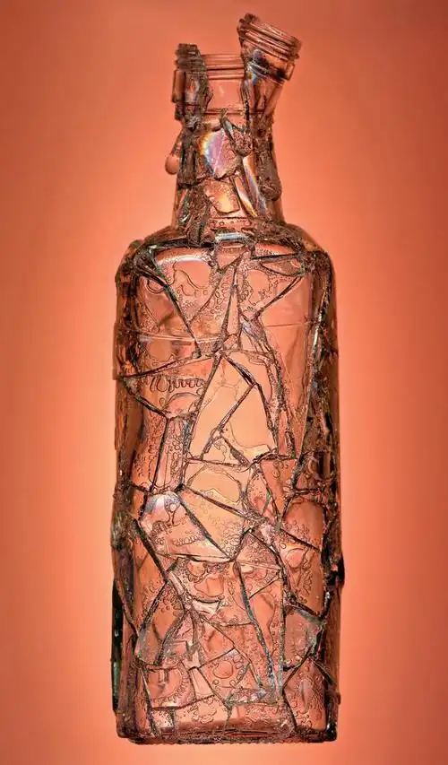 破碎的瓶子,破碎的玻璃瓶粘在一起的片断