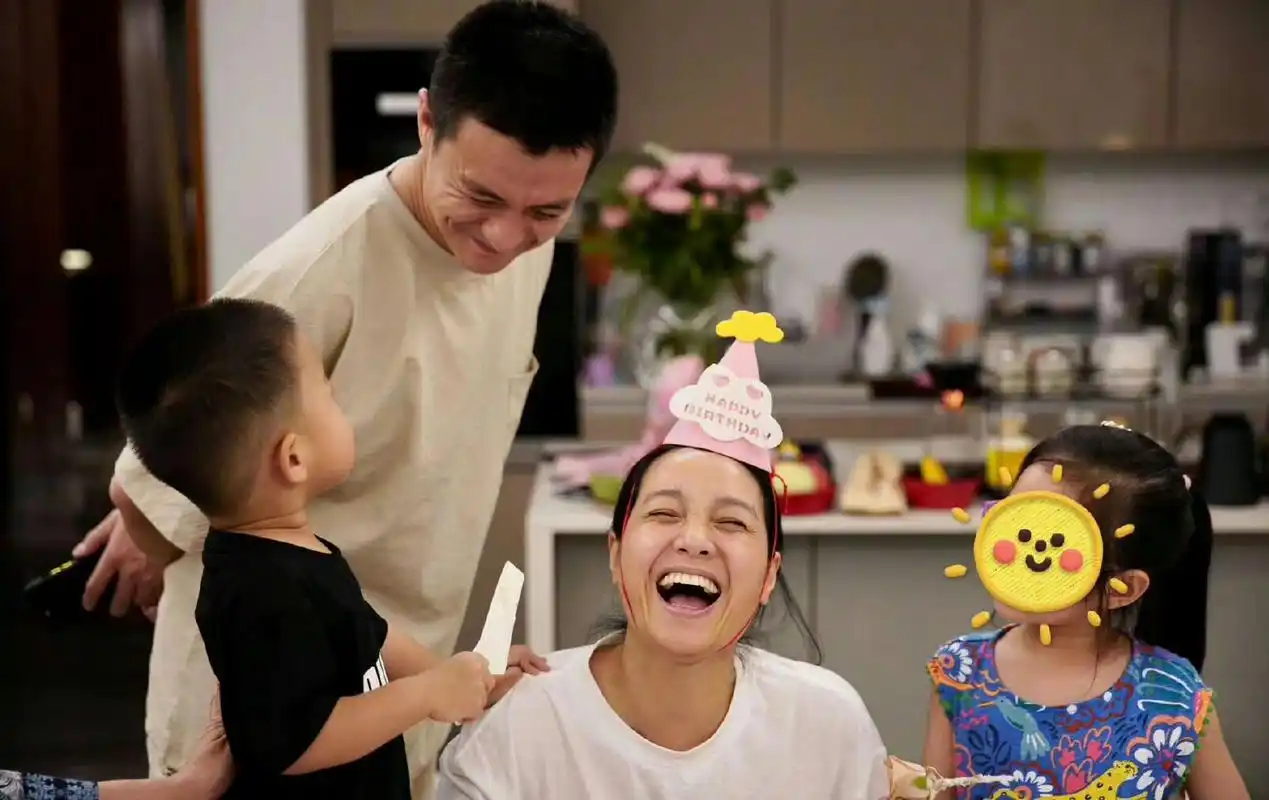 周一围朱丹一家合照,哇～好幸福,这次朱丹高调晒出全家福为老公庆生