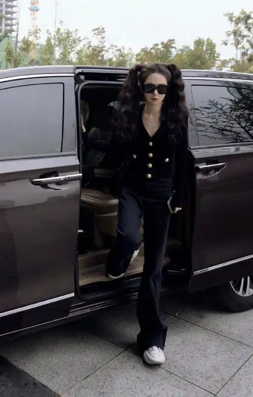 戚薇双马尾羊毛卷造型