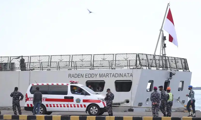 4月24日,救护车停在印度尼西亚东爪哇省外南梦的港口.