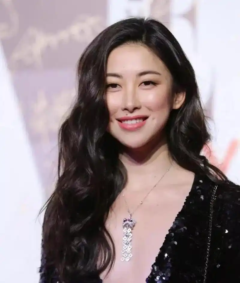 如今回国发展,她点掉了自己的嘴角痣,仿佛更如同开挂一般名气大涨.