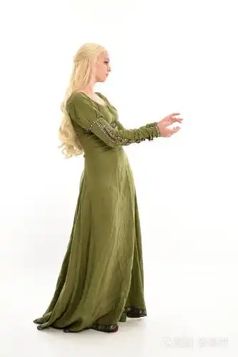 穿绿色中世纪礼服的女孩全长肖像, 站立姿势在侧面轮廓.