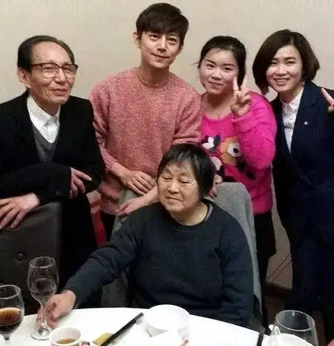 何炅一家四口合照罕见曝光,他与父亲,哥哥简直复制粘