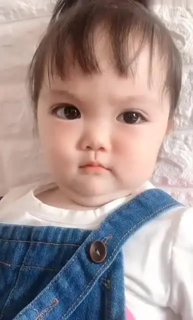 这个小姑娘火了,一笑双下巴就露出来了,妥妥的万人迷!