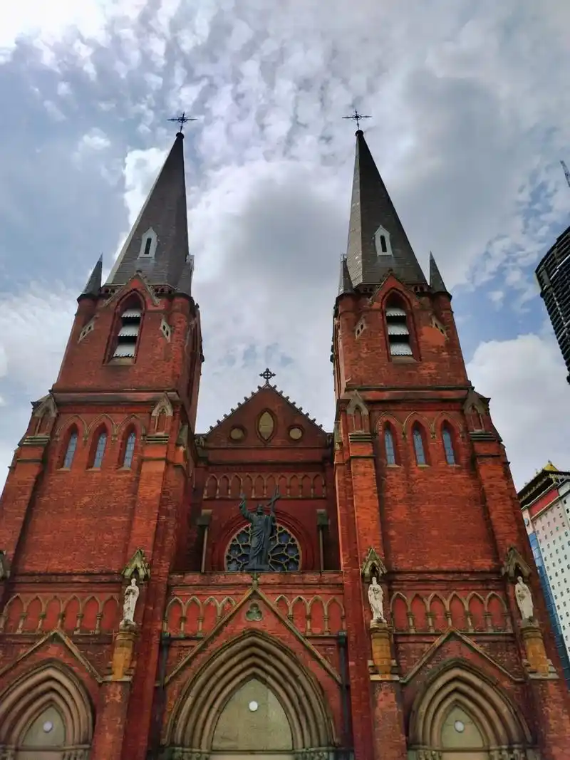 徐家汇天主堂.哥特式的双塔建筑 塔尖的两个十字架 直插云霄  - 抖音