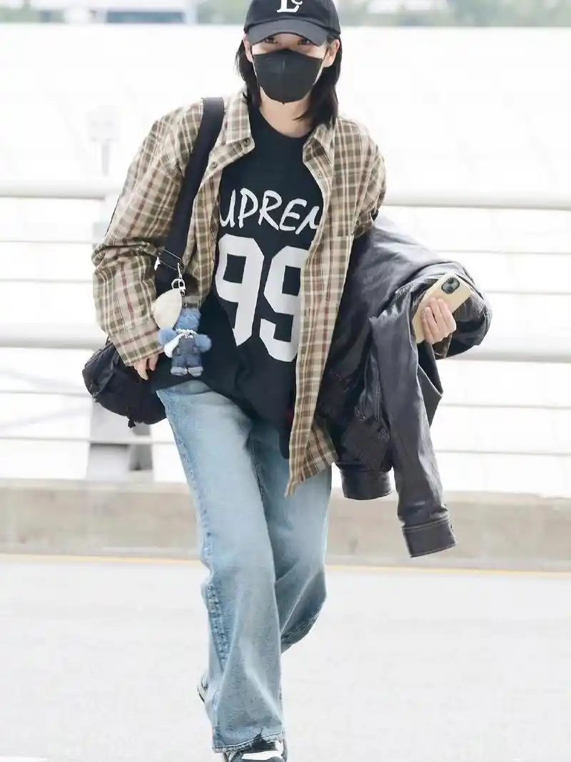 韩国女星iu李知恩近日一则机场私服穿搭分享.