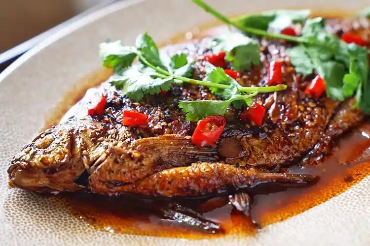 你征询武汉人的意见,大多会为你首推清蒸,还原本真鲜美;亦可红烧干烧