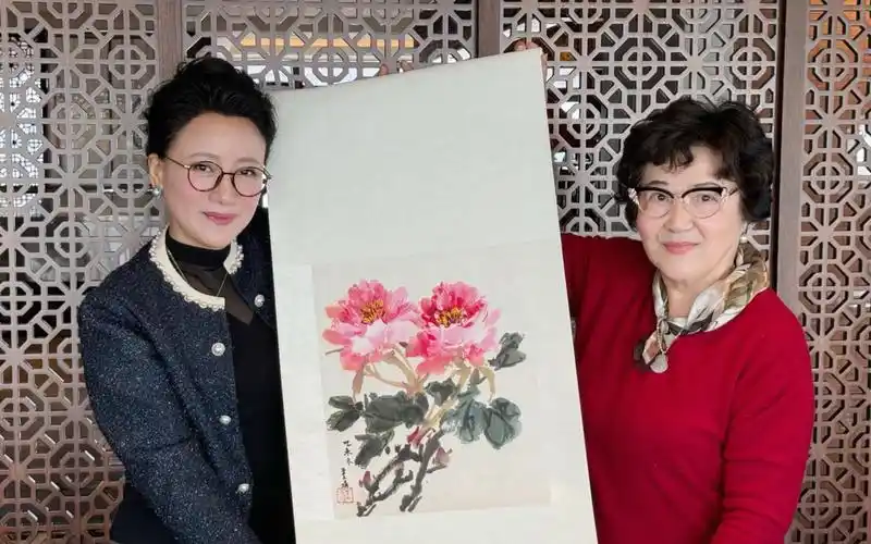 【越剧王志萍】宗师美国弟子周琴将王文娟老师90岁专场折扇上的牡丹图