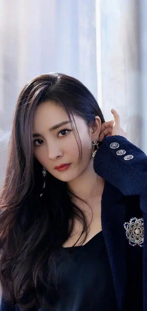 杨幂现在是娱乐圈中最红的女艺人之一,不过她还是那么拼