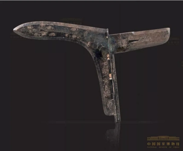 在中国国家博物馆中,有一件青铜戈的藏品,戈上刻有铭文:正面:"五年,相