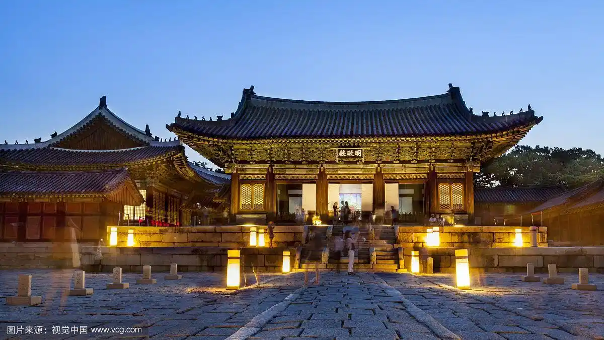 用灯光和天空拍摄韩国传统宫殿建筑