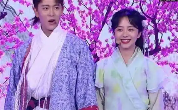 《锦衣之下》完结后,任嘉伦与谭松韵同台唱歌,牵手狂撒糖!
