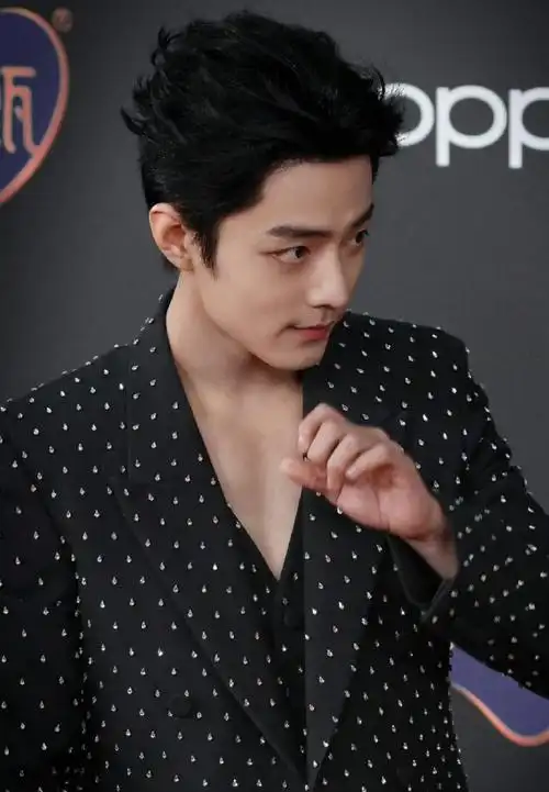 9799肖战超话9699俊美突出的五官,极致完美的脸型!