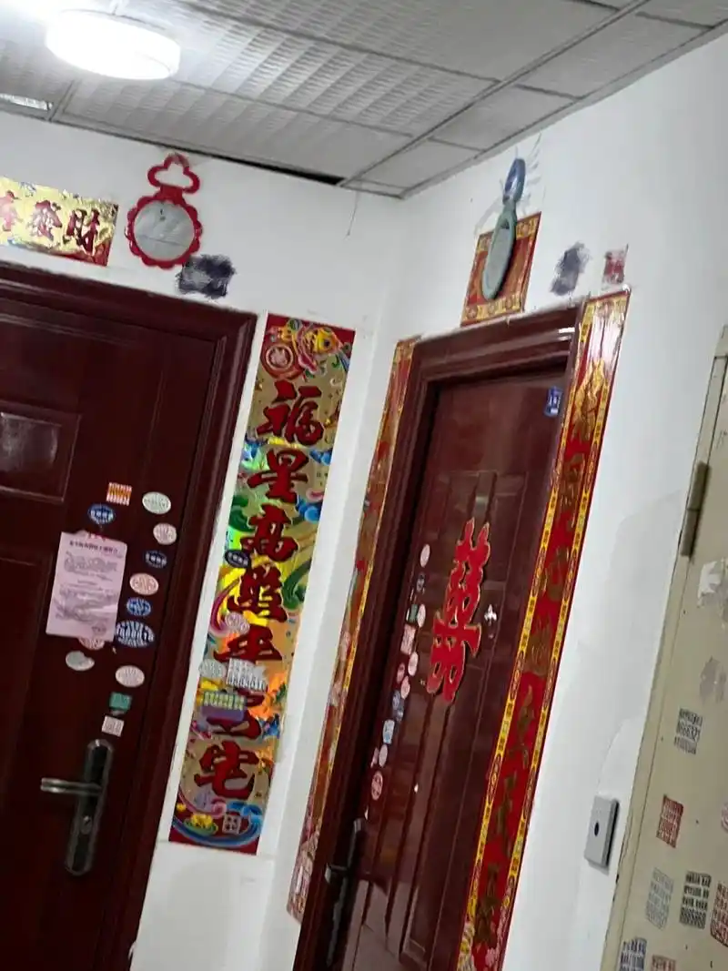 门口挂个镜子有什么说法吗 金天回家突然发现隔壁门口挂了个镜子,然后