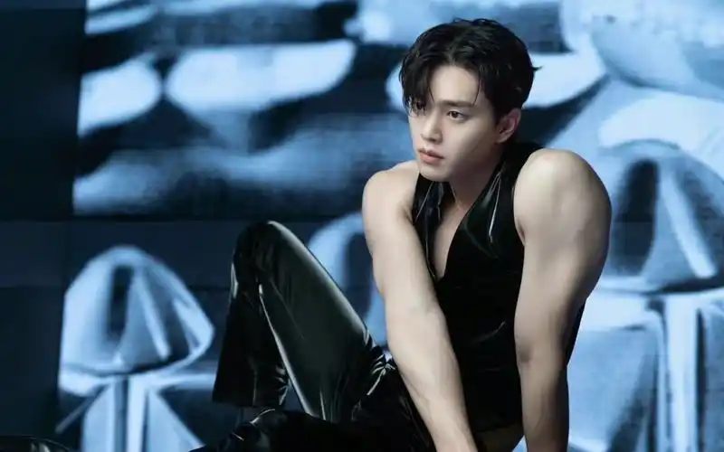 韩国演员宋江又奶又乖的长相和极具男友力身材,浑身上下都散发着青春